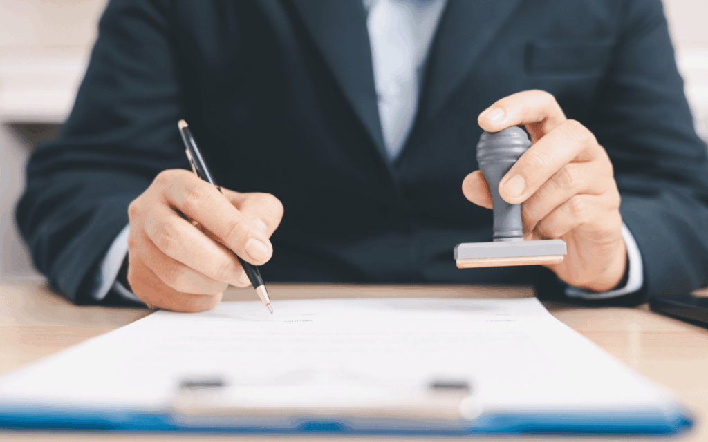Profesionales realizando un due diligence para evaluar riesgos financieros y