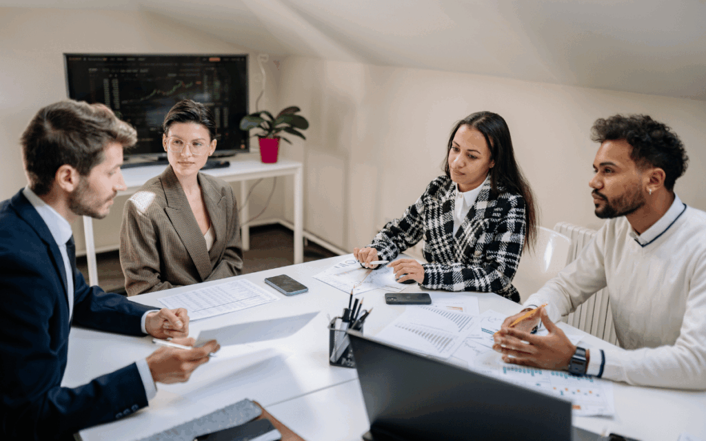 profesionales realizando un estudio de consultoría empresarial